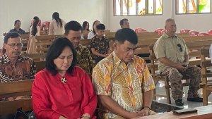Caption-Calon-Gubernur-Sulawesi-Utara-Yulius-Selvanus-Komaling-YSK-beribadah.jpg