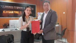 Caption-Ketua-LSM-RAKO-Harianto-saat-membawa-laporan-di-Kejaksaan-Tinggi-Sulut-Foto-Istimewa.jpg