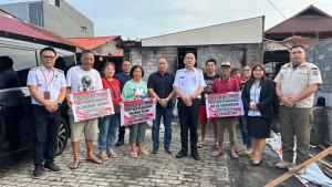 Caroll-Senduk-menyerahkan-langsung-bantuan-kepada-para-korban-kebakaran.jpg