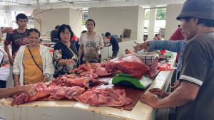 DAGING-BABI-Suasana-pembeli-dan-penjual-melakukangjgjghjj.jpg