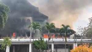 DPRD-NTB-TERBAKAR-Sabtu-30-Agustus-2025-gedung-DPRD-NTB-dibakar-massa-0-0-0.jpg