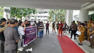 Disabilitas-Gelar-Aksi-Damai-di-Kantor-Gubernur-Sulawesi-Utarafhfghfgh.jpg