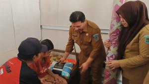 Dony-Lumenta-saat-mengunjungi-warga-lanjut-usia-atau-lansia-terlantar-di-Desa-Mopugad-Utara-Dua.jpg
