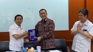 Dr-Obed-Bida-saat-mendapat-Cenderamata-Foto.jpg