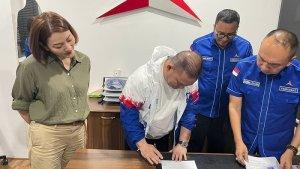 Elly-Lasut-dan-Michaela-Paruntu-saat-menerima-berkas-pendaftaran-dari-DPPp0.jpg