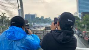 Fenomena-unik-terlihat-ketika-ratusan-pedemo-justru-sibuk-melakukan-live-streaming-TikTok.jpg