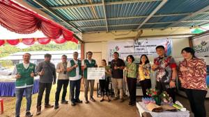 Foto-bersama-di-peternakan-Petugas-PLN.jpg