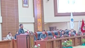 Gubernur-Sulawesi-Utara-Yulius-Selvanus-berbicara-dalam-rapat-paripurna.jpg