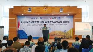 Gubernur-Sulawesi-Utara-Yulius-Selvanus-saat-membuka-Uji-Kompetensi-Wartawan.jpg