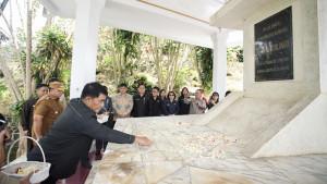 Gubernur-Sulut-Yulius-Selvanus-Komaling-YSK-ziarah-ke-makam-pahlawan-nasional.jpg