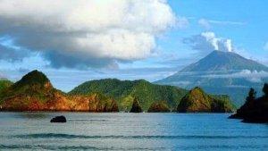 Gugusan-kepulauan-di-Sitaro-dengan-latar-belakang-Gunung-KarangetangGHGFHFGHFGH.jpg