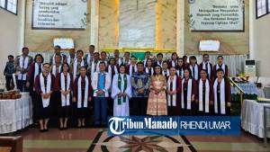 HADIRI-IBADAH-Gubernur-Sulawesi-Utara-Yulius-Selvanus-Komaling-YSK-ty-jrw34j77.jpg