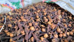 HARGA-CENGKIH-Potret-Cengkih-di-Gudang-Penampungagfjghjg.jpg