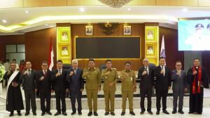 Hengky-Honandar-didampingi-Randito-Maringka-melakukan-pelantikan-pejabat.jpg