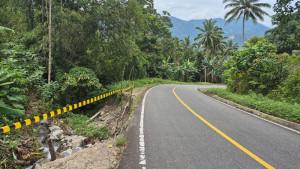 JALAN-RUSAK-Jalan-rusak-dan-nyaris-putus-di-jalur-Matali-Torosiki90.jpg