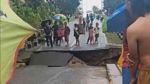 JALAN-UTAMA-PUTUS-Hujan-dengan-intensitas-tinggi-menyebabkan-jalan-utamaTY567.jpg