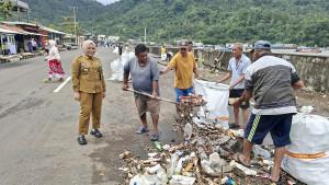 Jalan-Bolevard-Tidore-penuh-tumpukan-sampah.jpg