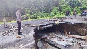 Jalan-Putus-di-Minahasa-ergerthbdrtgb.jpg