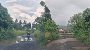 Jalan-rusak-di-dekat-kantor-Dinas-Damkar-dan-Penyelamatan-Minut-s.jpg