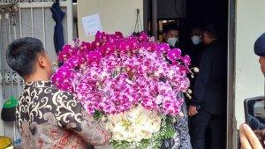 Jokowi-Kirim-Buket-Bunga-Ucapan-Selamat-Ulang-Tahun-untuk-Megawati.jpg