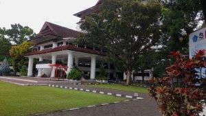 Kantor-gubernur-sulut-fgndfgn.jpg