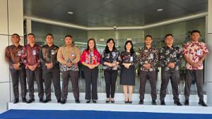 Karyawan-BRI-Cabang-Bitung-mengenakan-pakaian-batik-Foto.jpg