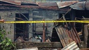 Kebakaran-satu-unit-rumah-di-kelurahan-Malalayang-Satui90gj89.jpg
