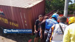 Kecelakaan-truk-kontainer-menabrak-pagar-rumah-warga-di-tepi-Jalan-Raya-Manado-Bitung.jpg