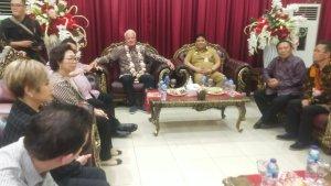 Kedatangan-Peter-Youngren-mendapatkan-sambutan-hangat-dari-Gubernur9.jpg