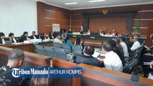 Ketua-DPRD-Sulut-Fransiscus-Silangen-bersaksi-di-sidang-kasus-dana-hibah-GMIM.jpg
