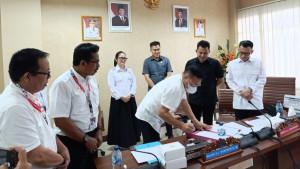 Ketua-KPID-Sulawesi-Utara-dr-Truly-Kerap-bersama-anggota-dan-Komisi-I-DPRD-Sulut.jpg