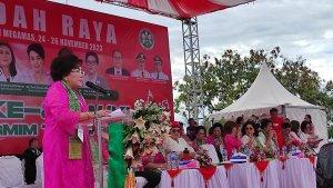Ketua-Komisi-WKI-Sinode-GMIM-Pnt-Fenny-Roring-Lumanauw-berbicara-hkkhjk.jpg