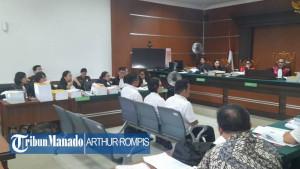 Ketua-Majelis-Hakim-Achmad-Peten-Sili-saat-memimpin-sidang-kedua-kasus-korupsi-dana-hibah-GMIM.jpg