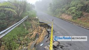 Kondisi-bagian-jalan-di-jalur-Atoga-yang-longsor.jpg