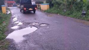 Kondisi-jalan-di-Jalan-Garuda-Kelurahan-Mogolaing-Kota-Kotamobagu-jghjghj.jpg