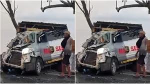 Kondisi-mobil-ambulans-pasca-mengalami-kecelakaan-dengan-truk-tangki.jpg