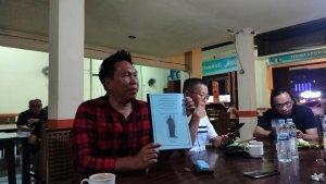Kuasa-hukum-tersangka-mafia-tanah-saat-memberikan-keterangan-ke-awak-media.jpg