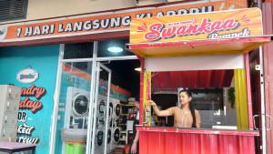 LIPUTAN-UMKM-Pegawai-Swankaa-Pempek-menunjukkan-menu-Sabtu.jpg