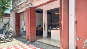 LIPUTAN-UMKM-Penjual-tengah-melayani-pembeli-di-Warung-Makan-Mbak-Jur.jpg