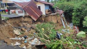 LONGSOR-Longsor-di-Perum-Bhayangkara-Kelurahan-Buha-Kecamatan-Mapangetlo0.jpg