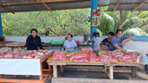 Lapak-pedagang-daging-babi-di-Pasar-Towoe-Tahuna-ag.jpg