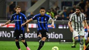 Lautaro-Martinez-menembak-bola-pada-pertandingan-leg-kedua-semifinal-Piala-Italia.jpg