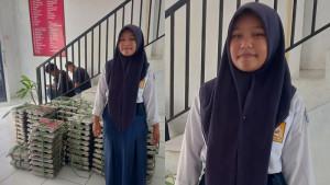MBG-Putri-saat-ditemui-di-SMP-Negeri-29-Bitung-Rabu-17-September-2025.jpg