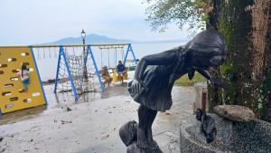 MBW-II-Anak-anak-bermain-di-wahana-Malalayang-Beach-Walk-II.jpg