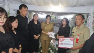 MELAYAT-Wakil-Wali-Kota-Sendy-Rumajar-saat-mengikuti-ibadah-penghiburanui90.jpg