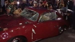 Massa-yang-masih-beringas-memasuki-garasi-mobil-Sahroni-yang-berada-di-depan-rumah-utamanya.jpg