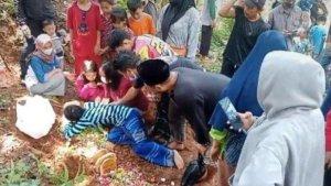 Mela-Andriani-27-saat-mencium-nisan-kedua-anaknya-di-TPU-Sukatani-Desa-Ciherang-Sumedang.jpg