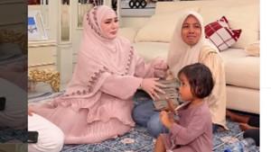 Melda-Safitri-menangis-saat-dapat-rezeki-tak-terduga-dari-seorang-pengusaha-Aceh-Shella-Saukia.jpg