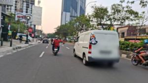 Minibus-yang-melintas-di-Jalan-Margonda-Raya-Kota-Depok-Jawa-Barat.jpg