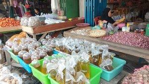 Minyak-goreng-yang-dijual-di-komplek-Pasar-23-Maret-Kotamobagu.jpg